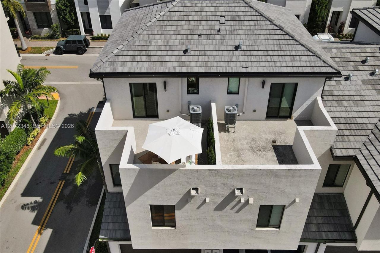 8166 NW 42nd St, Doral, FL 33166 Photo