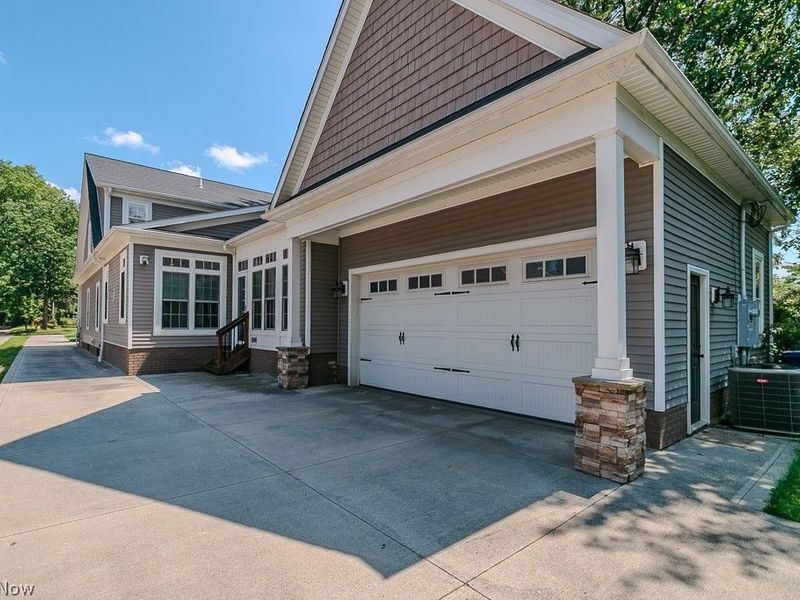 2218 S Overlook Road, Cleveland Heights, OH 44106 Photo 3