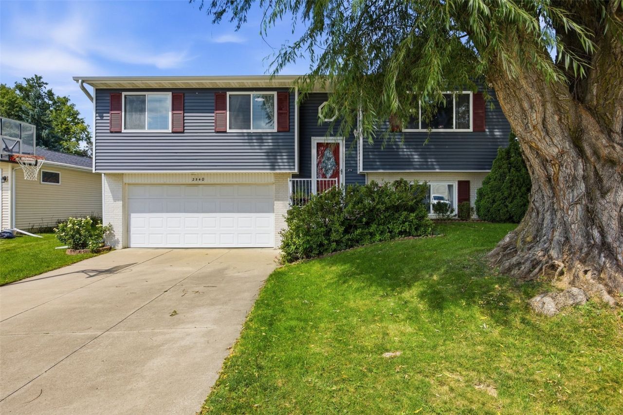 2540 Copper Dr, Marion, IA 52302 Main Photo