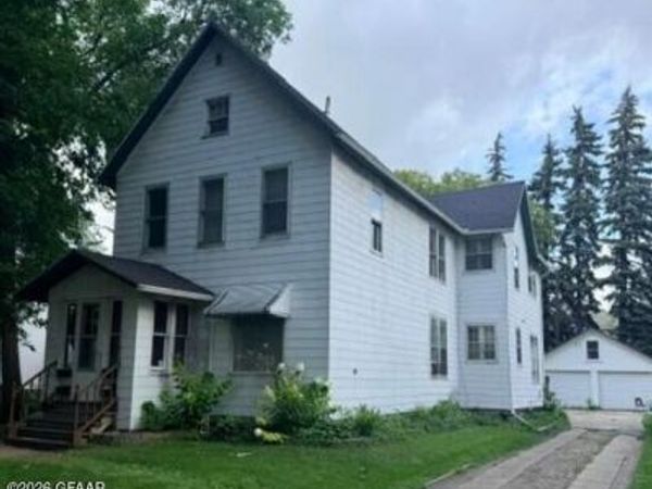 513 6TH Street S, Grand Forks, ND 58201