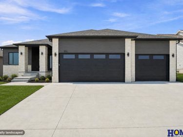 9011 Castle Pine Drive, Lincoln, NE 68516