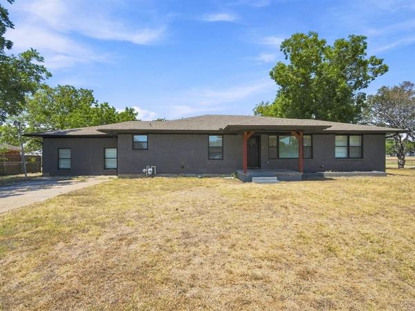 104 Casa Linda Drive , Ennis, TX 75119