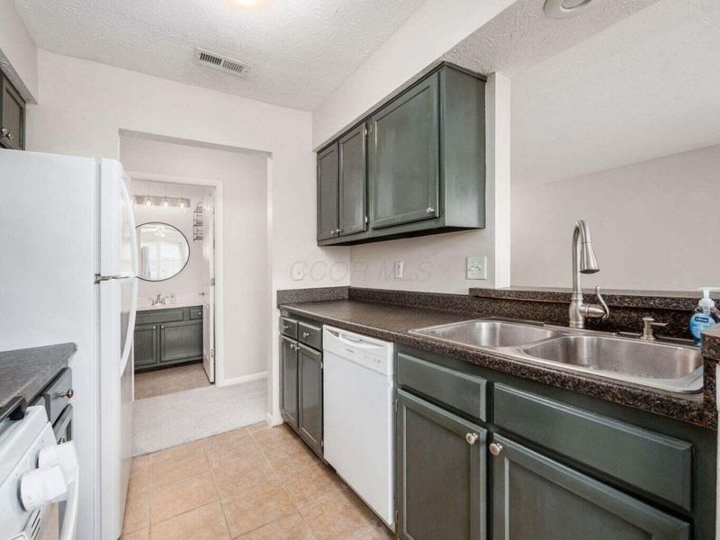 2196 Hedgerow Road , Unit 2196C, Columbus, OH 43220 Photo 3