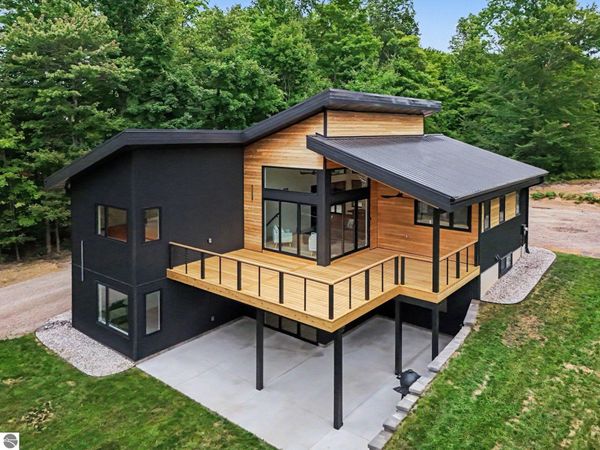 5228 Hanna Road, Williamsburg, MI 49690