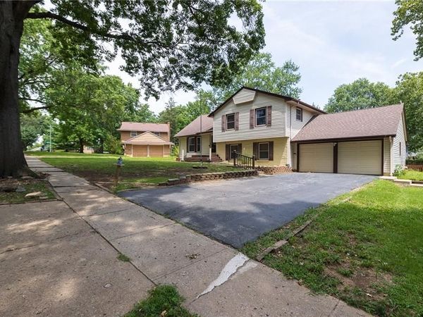 11209 Walnut Street, Kansas City, MO 64114