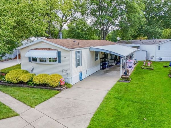 4 Sunrise Boulevard , Olmsted Twp, OH 44138
