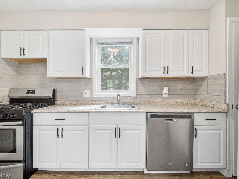 2326 Greenvale Road, Cleveland, OH 44121 Photo 9