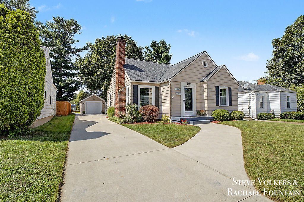 2143 Houseman Avenue Ne, Grand Rapids, MI 49505 Main Photo