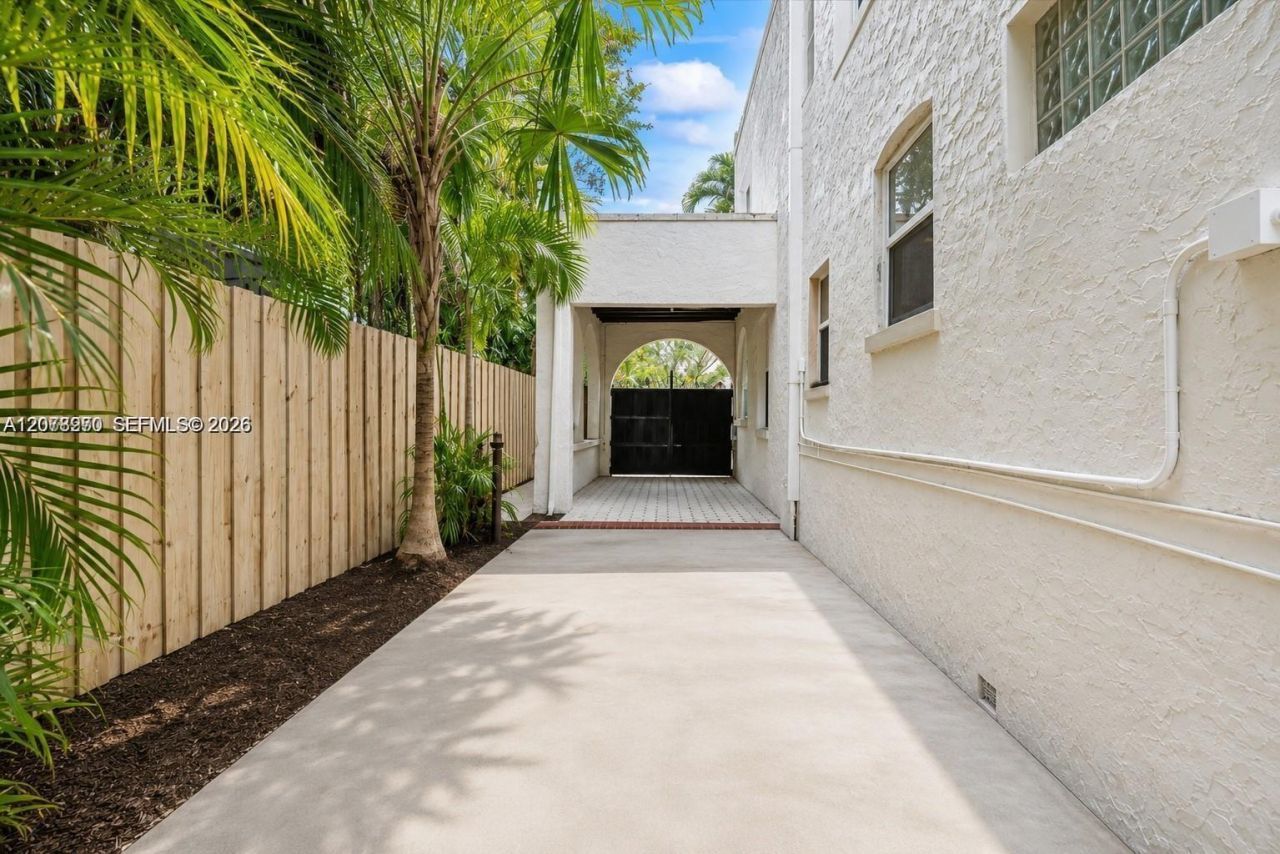 22 NE 44th St, Miami, FL 33137 Photo