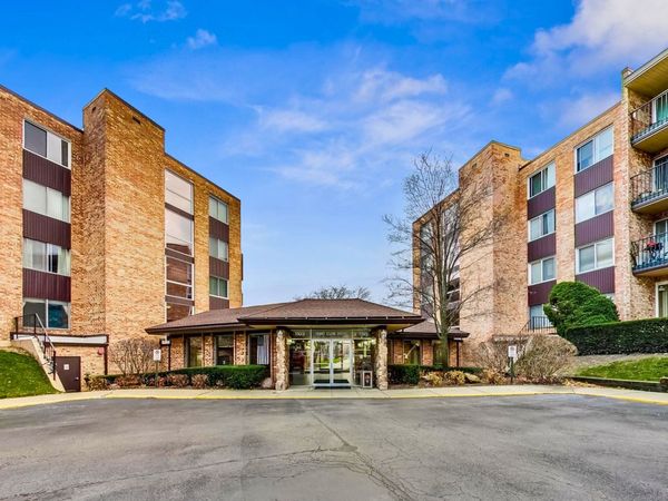 1101 S Hunt Club Drive , Unit 204, Mount Prospect, IL 60056
