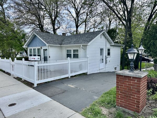 6 N Pistakee Lake Road , Fox Lake, IL 60020