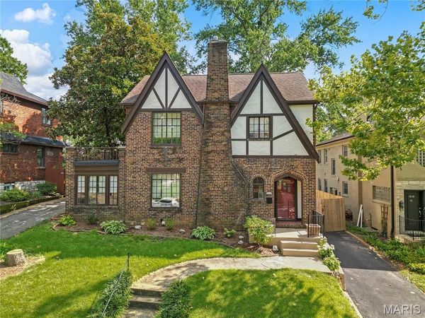 7614 Delmar Boulevard , University City, MO 63130
