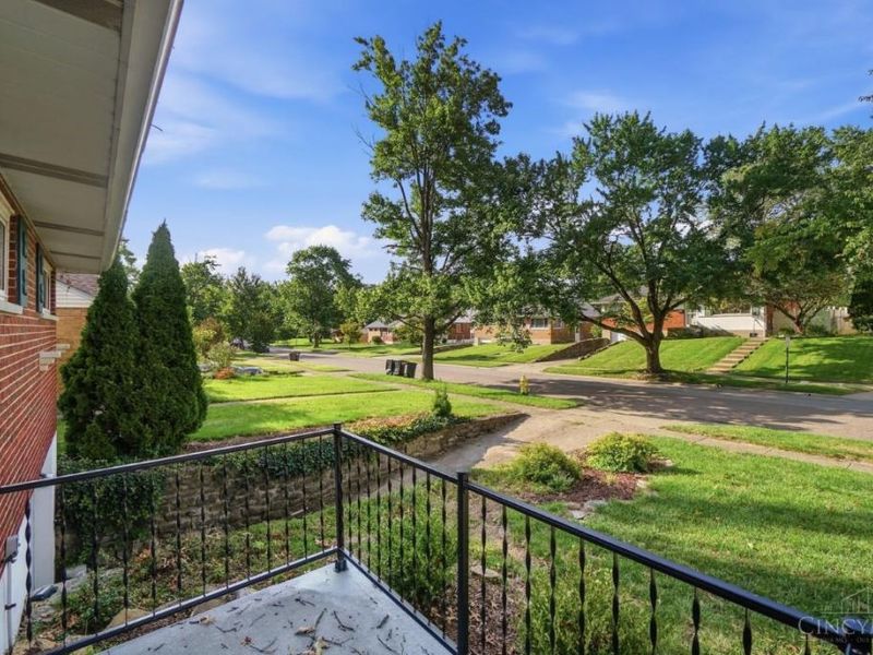 185 Ireland Avenue, Greenhills, OH 45218 Photo 5