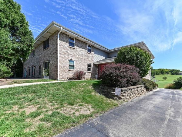 1352 Meadowcreek Dr, Unit F, Pewaukee, WI 53072