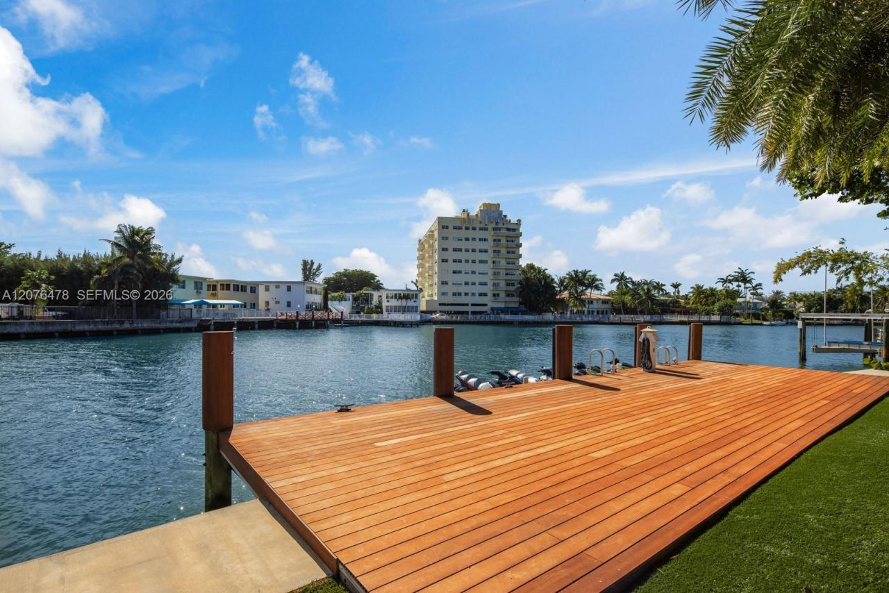 528 Lakeview Ct , Miami Beach, FL 33140 Photo