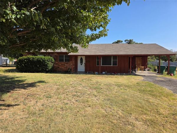 906 W 13th Street, Quanah, TX 79252