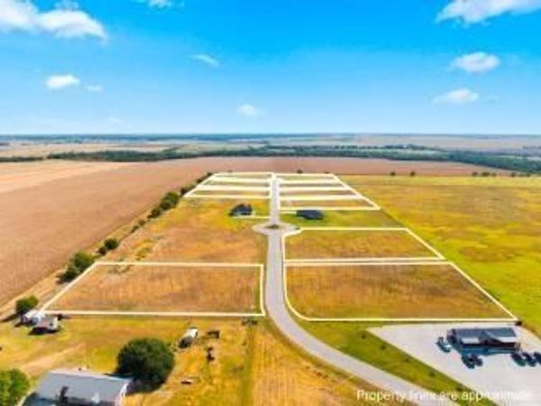 103 PR 711 , Lott, TX 76656