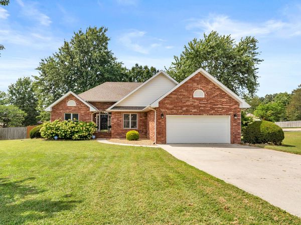 211 S Oak Grove Street, Marshfield, MO 65706