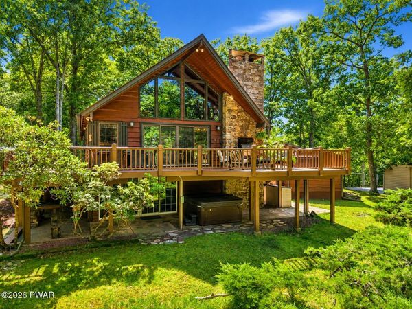 233 Indian Drive , Greentown, PA 18426