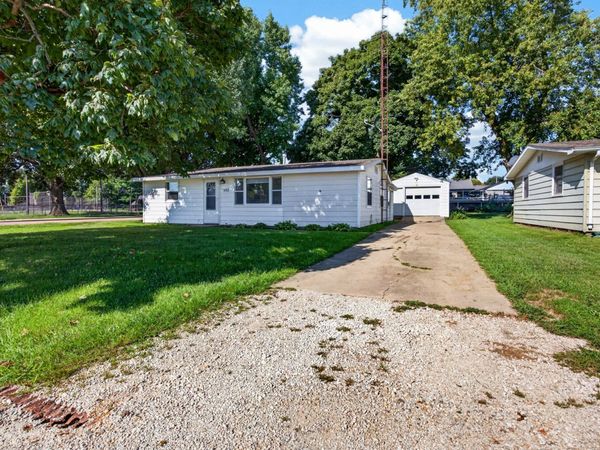 102 N Woodlawn Street , Downs, IL 61736