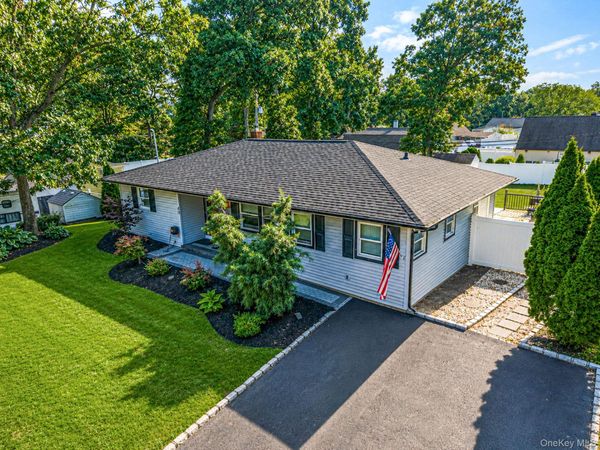 40 Avenue A , Holbrook, NY 11741