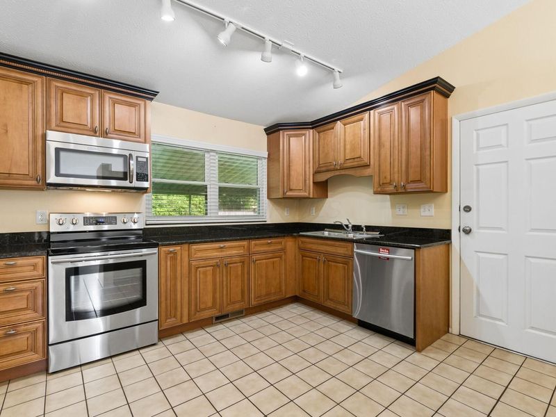 6093 Paris Boulevard N, Westerville, OH 43081 Photo 8