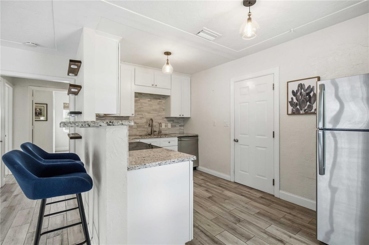 2924 Hillview Street, Sarasota, FL 34239 Photo
