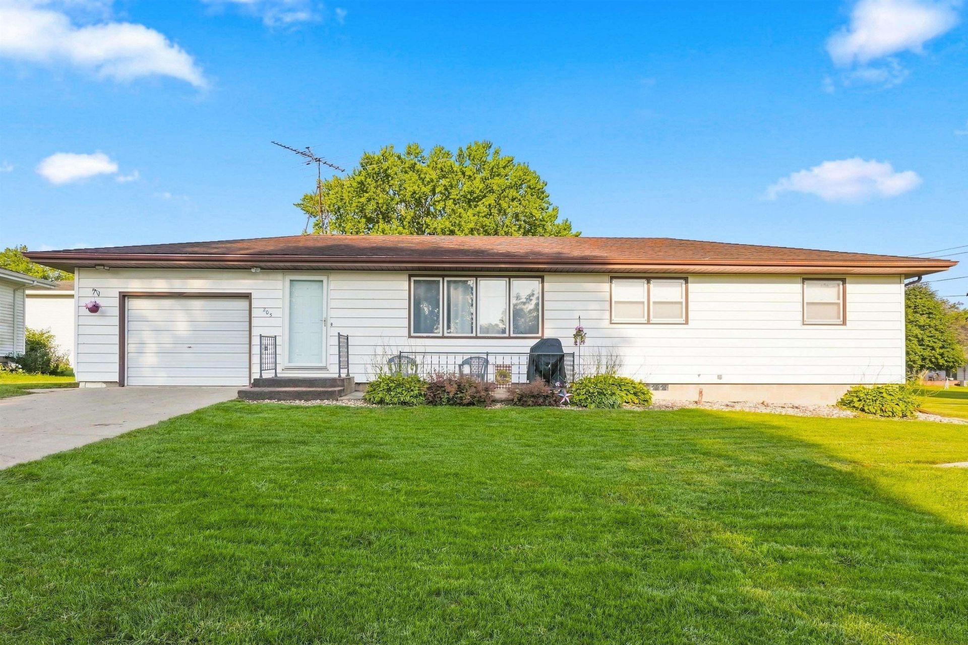 205 6th Street, Aplington, IA 50604 Main Photo