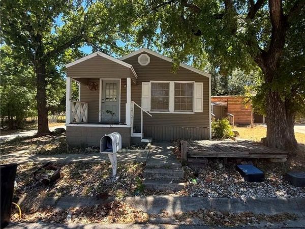 206 W Avenue B , Lampasas, TX 76550