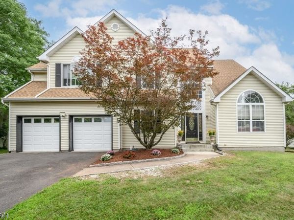 2 Garden Hills Dr, Franklin, NJ 08873