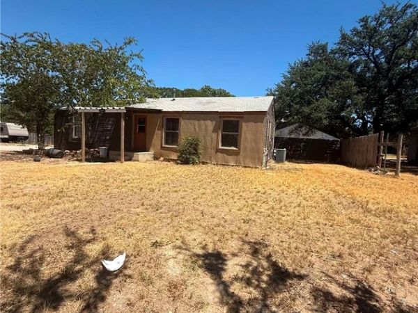 207 N Broad Street , Lampasas, TX 76550