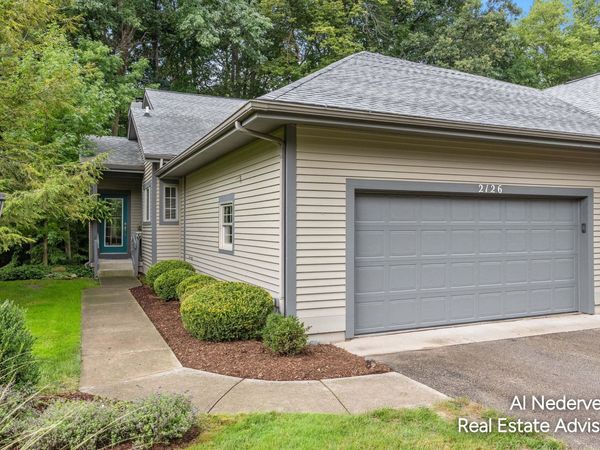 2126 S Cross Creek Drive SE, Grand Rapids, MI 49508
