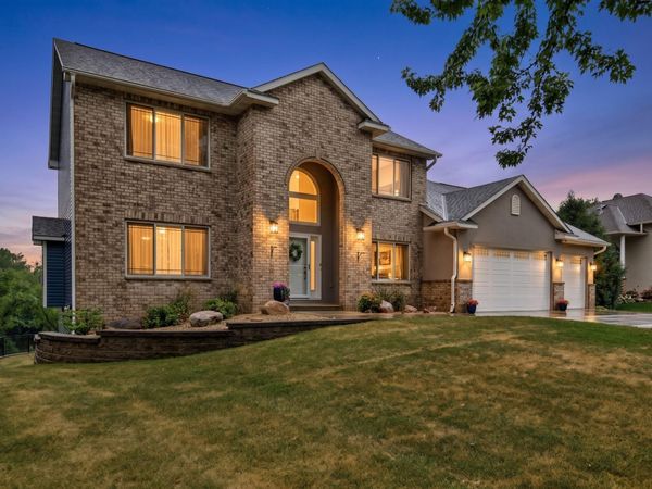 8939 Heatherton Ridge Drive , Savage, MN 55378