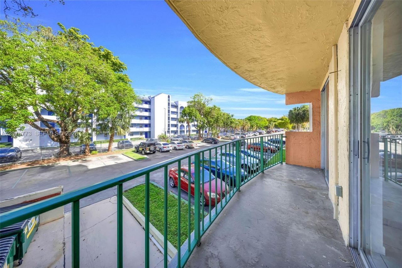 9360 Fontainebleau Blvd , Unit 208, Miami, FL 33172 Photo