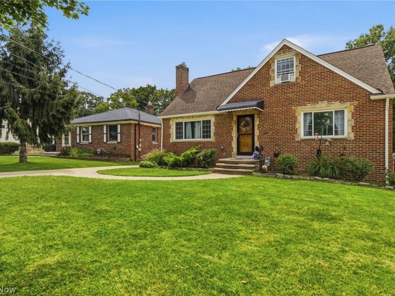 5996 Edgehill Drive, Parma Heights, OH 44130 Photo 3