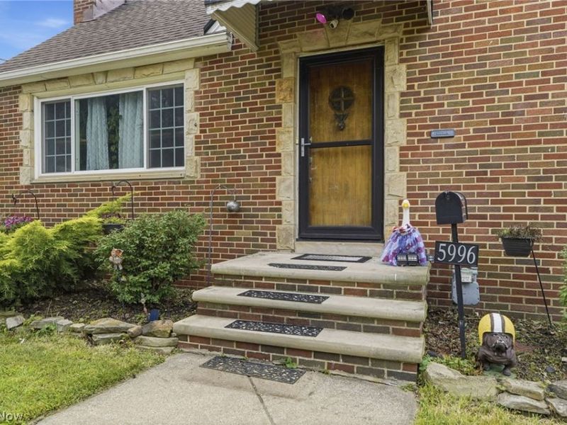 5996 Edgehill Drive, Parma Heights, OH 44130 Photo 4