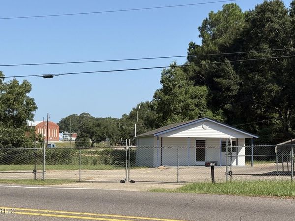 525 E Central Avenue, Wiggins, MS 39577