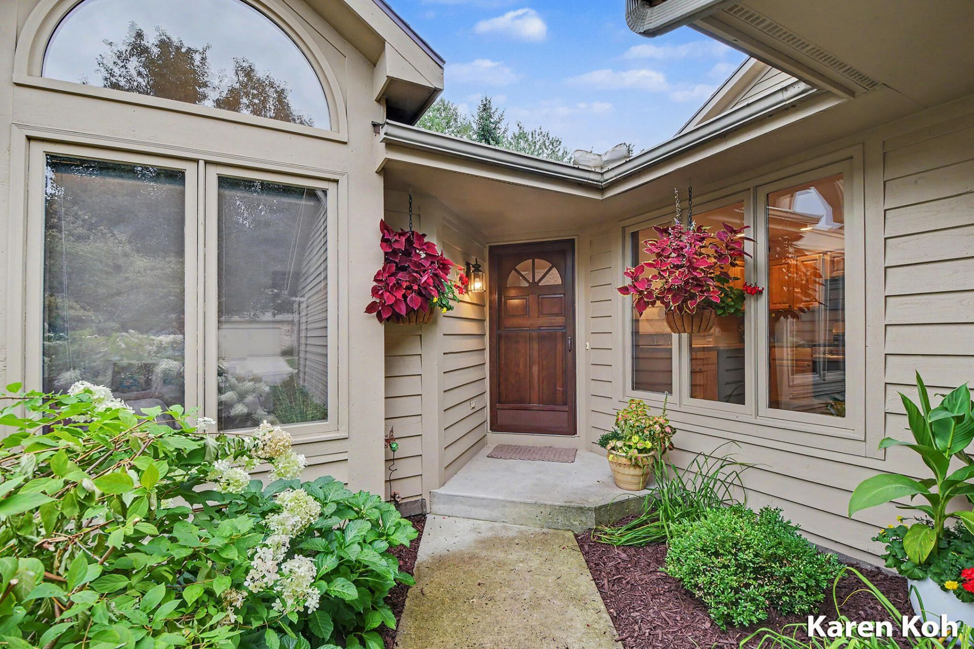 1834 Cross Bend Street Ne, Grand Rapids, MI 49505 Main Photo