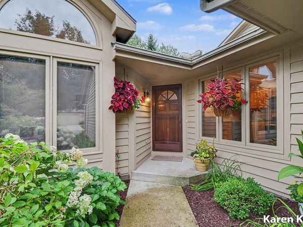 1834 Cross Bend Street NE, Grand Rapids, MI 49505
