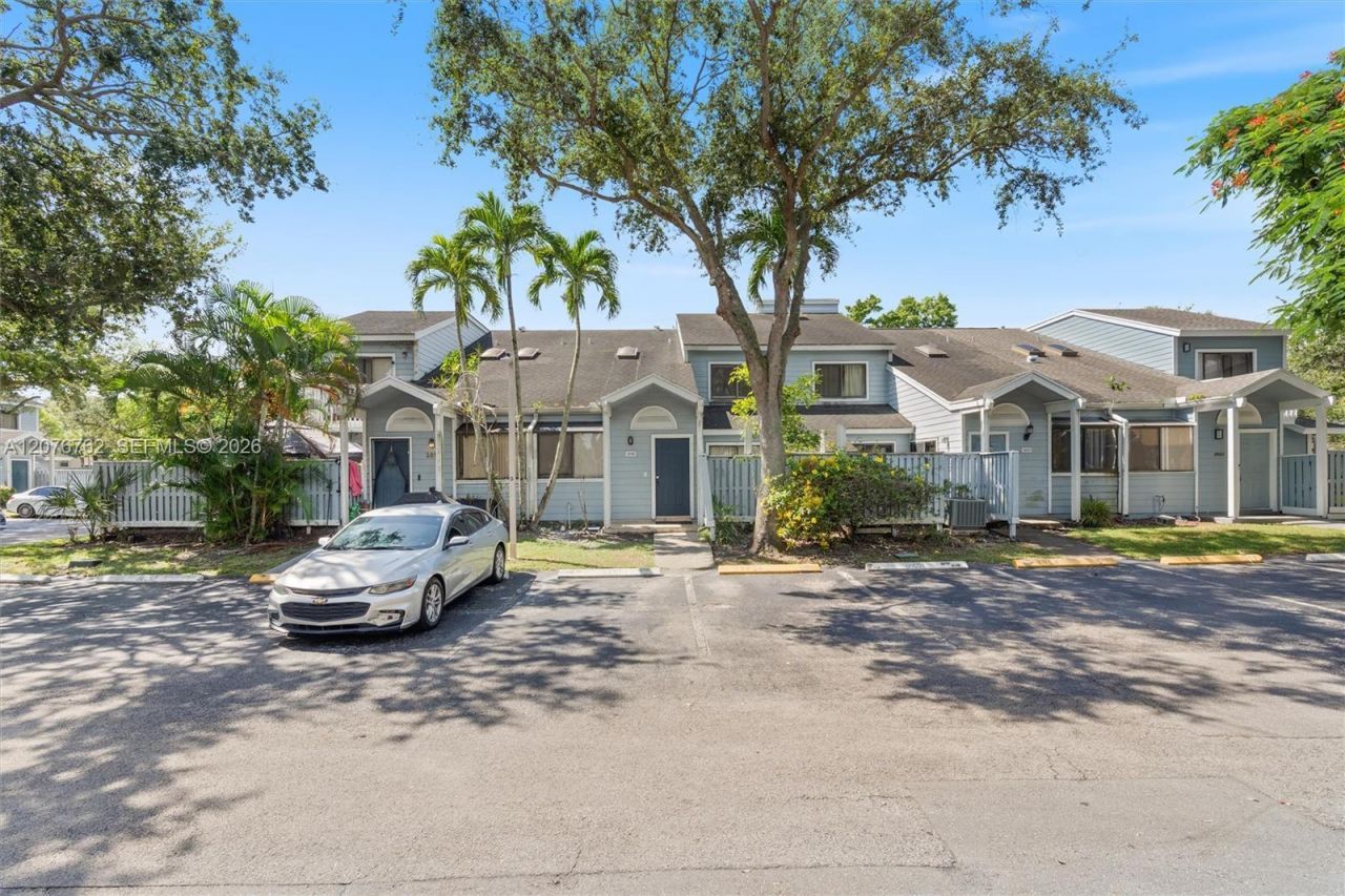 2019 Winners Cir, North Lauderdale, FL 33068 Main Photo