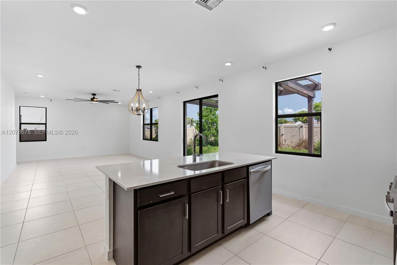 1325 NE 2nd Ct, Homestead, FL 33033 Photo