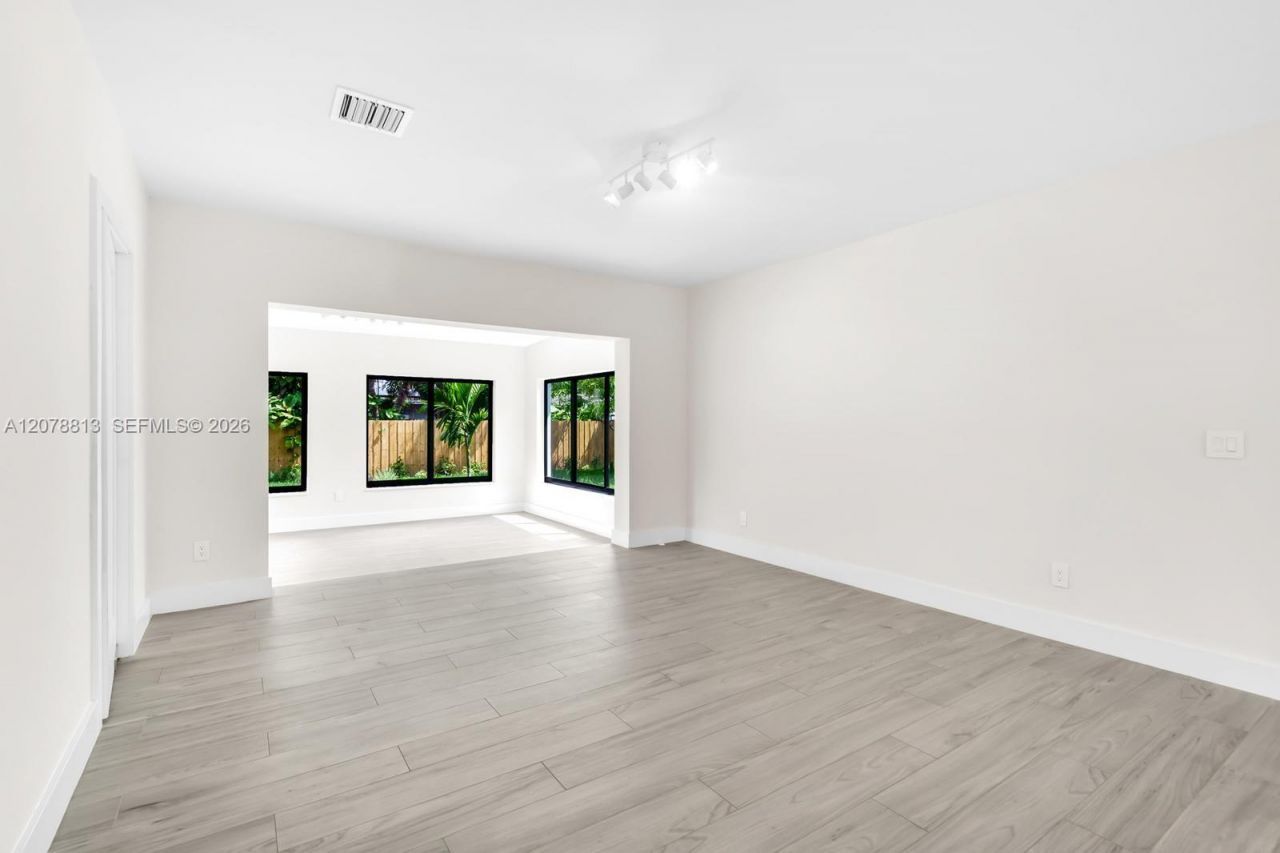 435 NE 114th St , Miami, FL 33161 Photo