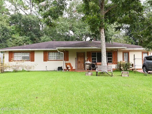 9816 Briarcliff Drive, Moss Point, MS 39562