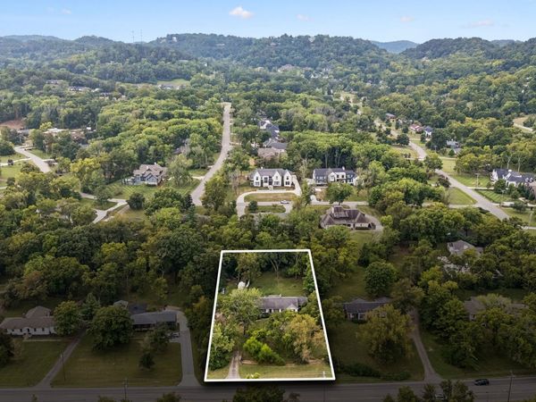 1511 Harding Pl, Nashville, TN 37215