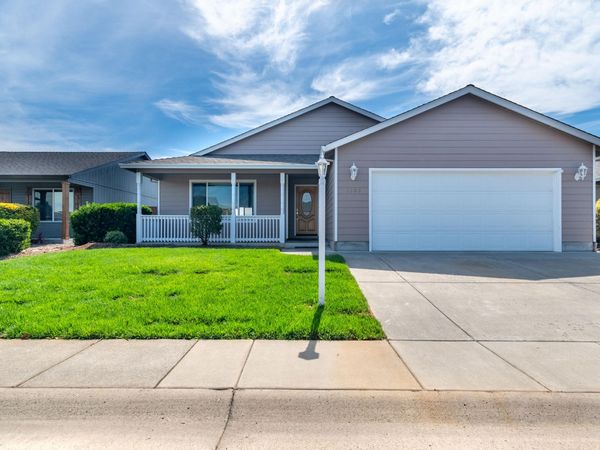 2102 Lara Lane, Central Point, OR 97502