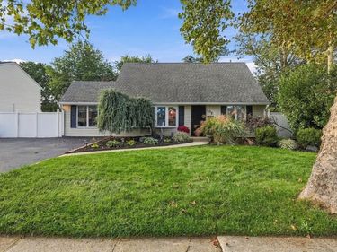 105 QUEEN LILY ROAD, LEVITTOWN, PA 19057
