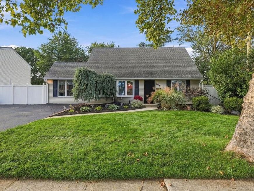 105 Queen Lily Road, Levittown, PA 19057 Main Photo