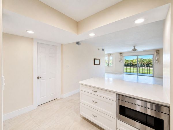 9411 N Hollybrook Lake Drive, Unit 310, Pembroke Pines, FL 33025