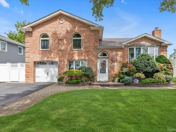 2781 S Saint Marks Avenue, Bellmore, NY 11710