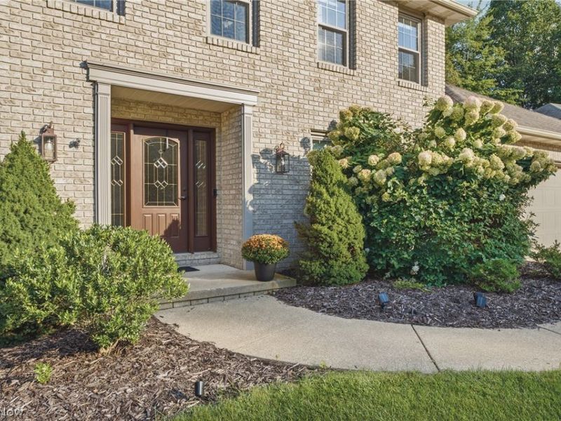 6224 Sandy Ridge Circle NW, North Canton, OH 44720 Photo 2